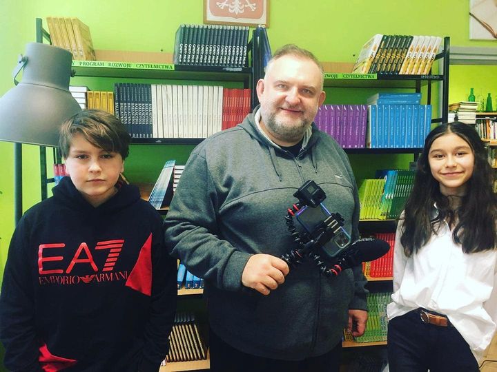 zdjęcie dzieci i ich opiekuna podczas prac przygotowujących do konfernecji - kompetecje przyszłości.